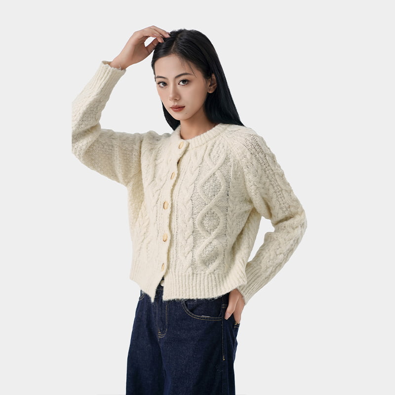 Hvordan kan strikkede cardigans utfylle ulike antrekk eller kroppstyper?