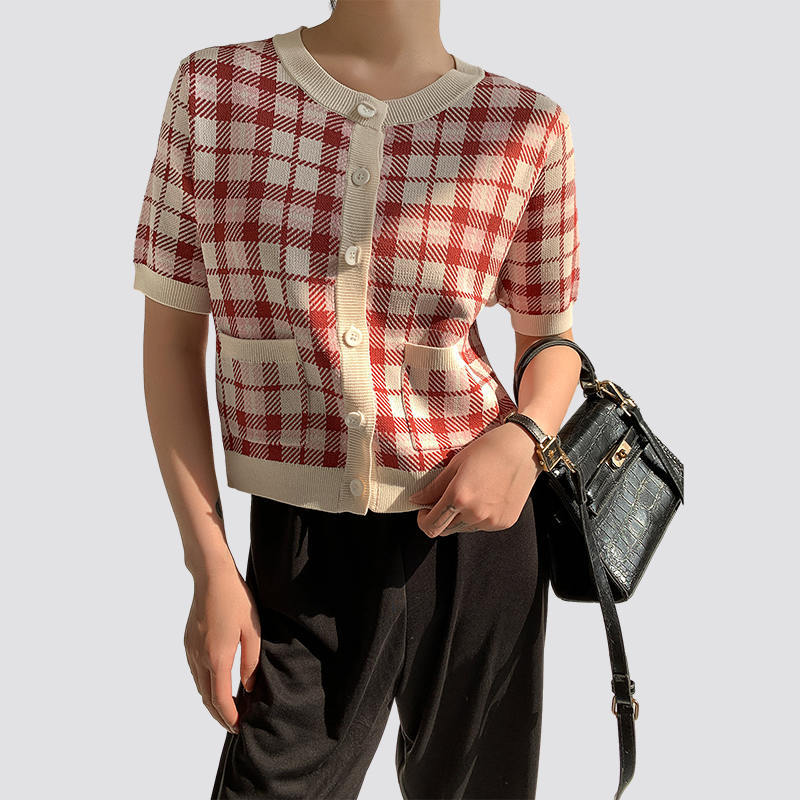 Hvordan kan en kortermet rød og hvit pledd strikket cardigan for kvinner være både komfortabel og moteriktig?